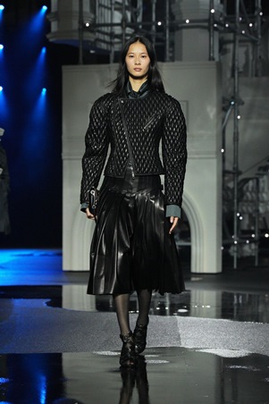 Burberry تكتب ليلها الخاص: لندن كخزانة تتحرّك بعد الغروب